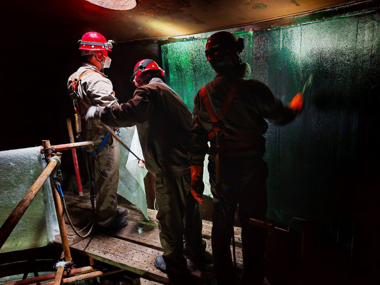 澳科中意圓滿完成陜西某油田立式儲罐內襯防腐施工